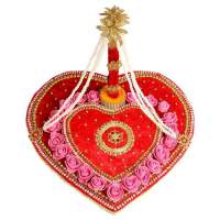 Aarthi plate velvet heart shaped rose decorated.
