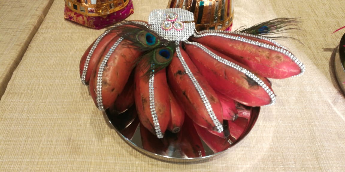 Seer plate decor with fruits.